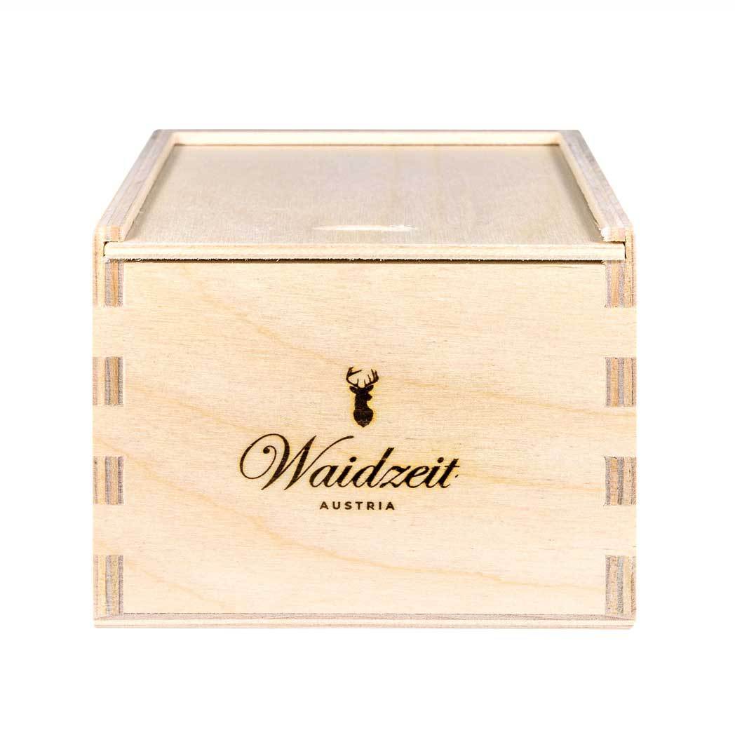 Waidzeit Whisky Edition men’s wristwatch with navy dial and wooden strap, elegantly presented in a natural pinewood gift box with hessian cushion.