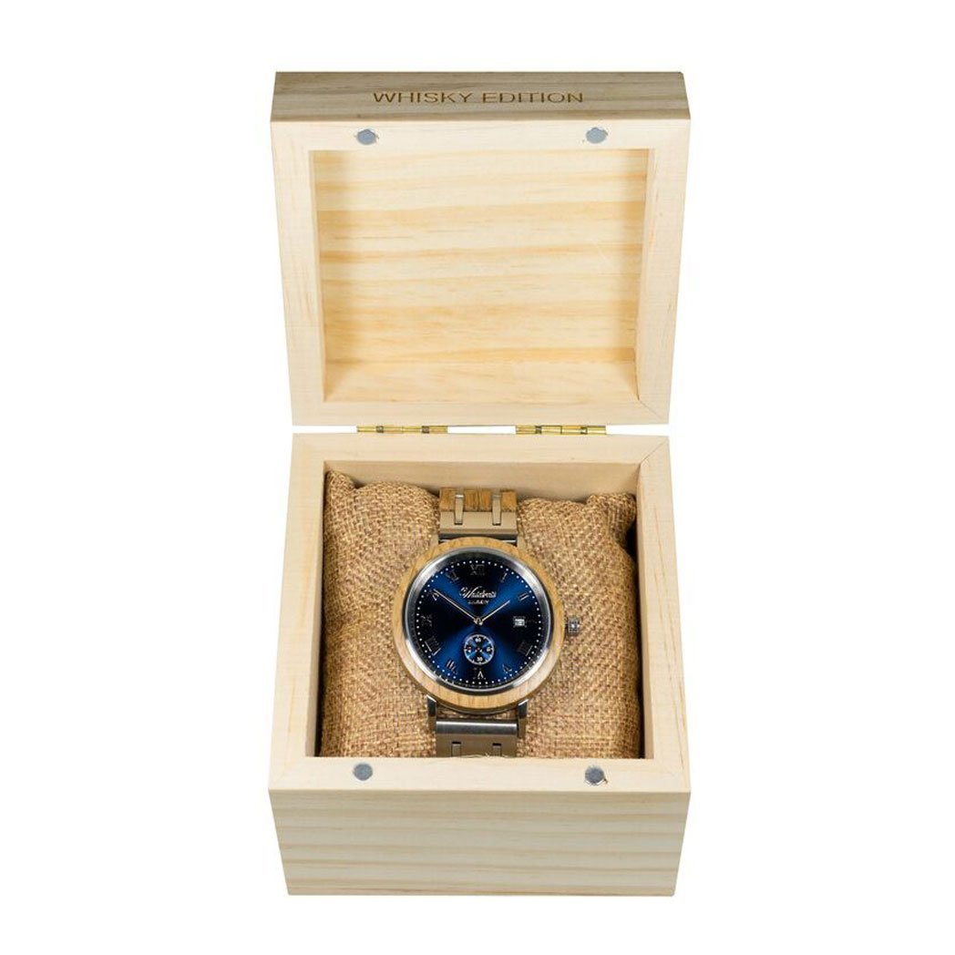 Waidzeit Whisky Edition men’s wristwatch with navy dial and wooden strap, elegantly presented in a natural pinewood gift box with hessian cushion.